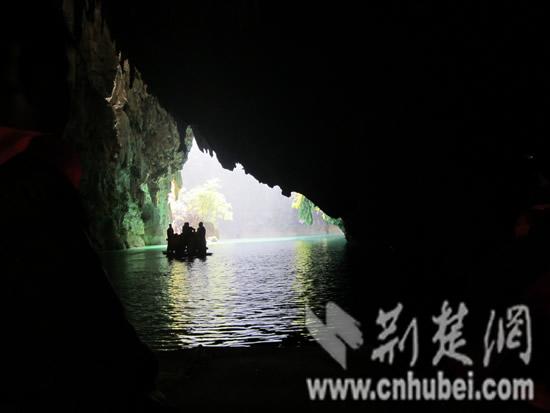 广西凤山三门海：河水碧蓝萦绕七星洞天（组图）