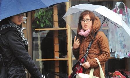 　　中国留学生郭珍妮向华西都市报记者寻求帮助本报记者朱建国摄