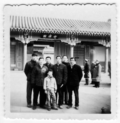 1984年,我(后排左一)参观北京毛主席故居丰泽园留影.陈金陵供照