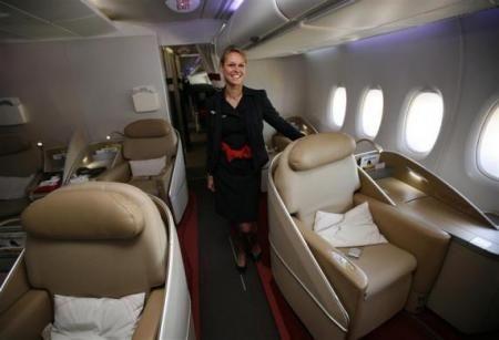 波音777-200环球客机头等舱座椅宽敞,调节幅度大,座位前安装大屏幕