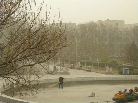 灾害天气齐聚新疆 乌鲁木齐降同期罕见暴雪_天气预报