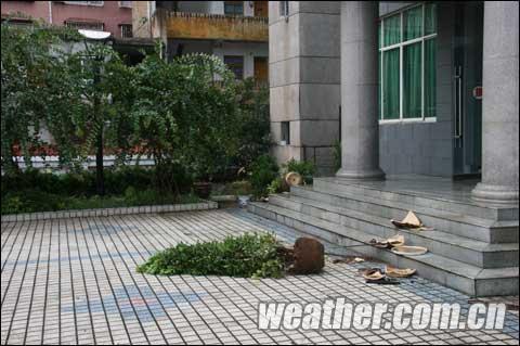 贵州铜仁出现短时暴雨并伴有9级大风_天气预报