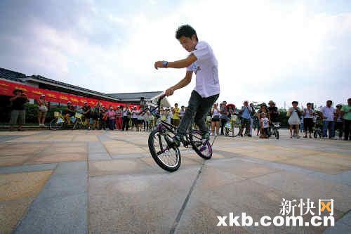 花样骑行大赛完美落幕 花絮:骑着老单车耍宝