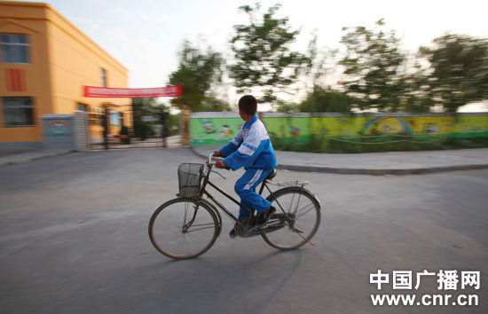 一名小学生骑车路过孤儿院时