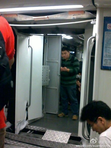 组图:上海申通地铁总裁就10号线事故鞠躬致歉