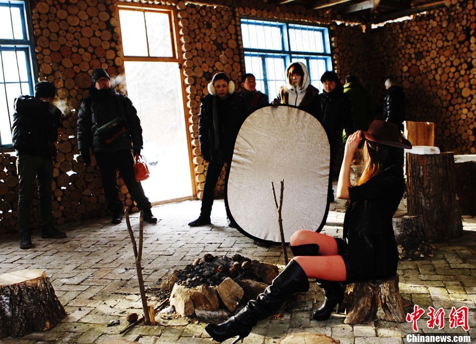 伊春冻人妹抹胸丝袜 冰雪中性感狩猎(组图)