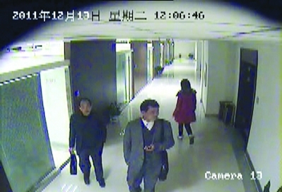 西装笔挺混进办公室“顺”钱包