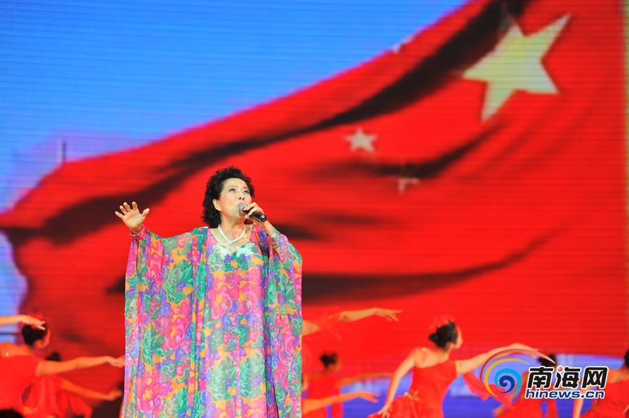 印尼归侨,著名女高音歌唱家叶佩英演唱歌曲《我爱你中国》.