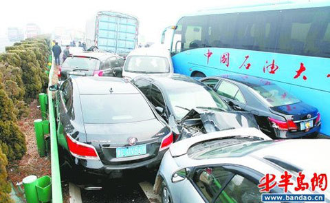 大雾引发荣乌高速百余辆车相撞 致4死14伤_天气预报