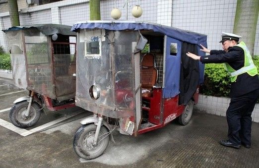 深圳交警查非法营运 女司机撒泼大闹身挡警车