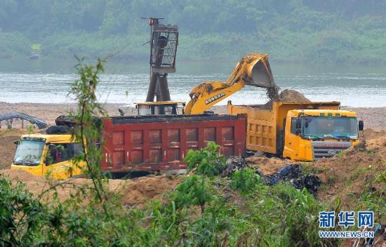 位于琼海市区万泉河南路河段的非法采砂场正在装砂