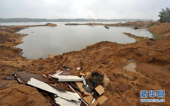 琼海市区万泉河南路河段两边的河岸已经被非法采砂破坏得千疮百孔