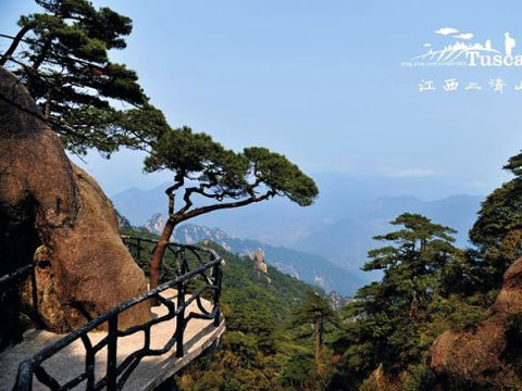 江西三清山:云雾缭绕中的奇石美景