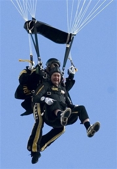 老布什曾在75岁和80岁生日时两度跳伞(资料图)