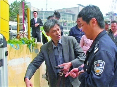 中年男将毛贼追进死胡同