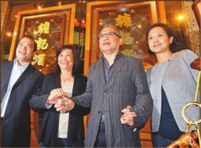甘琨礼(右二)获知法庭判决后,与太太及子女在镛记会见传媒.