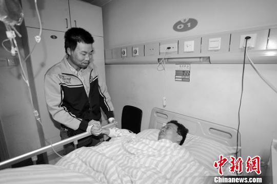 最敬业医生肾脏肿瘤被切除 曾救治的患者送祝