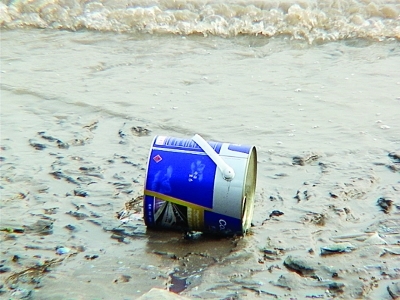 南京一维修工图省事空油漆桶扔江中 污染江水