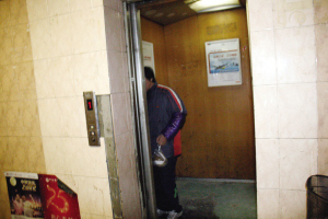 老旧小区存在大楼配小电梯1.8米床垫塞不进