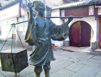 夫子庙“卖货郎”铜塑铜箩筐险些被盗