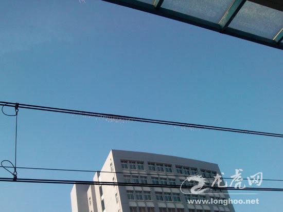 南京地铁接触网出现冰凌 工作人员手动除冰