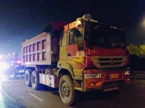 追尾渣土车轿车司机身亡 官方:装的是石料不是渣土