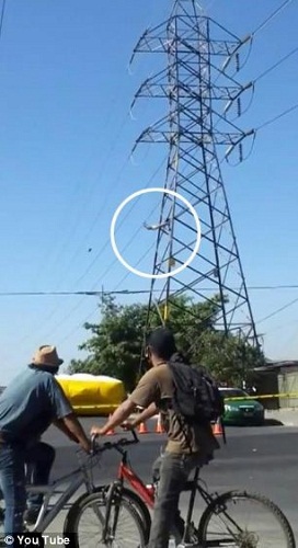 Chile mounts electric tower to make fun of acrobatics to cause explosion to die after man drug taking