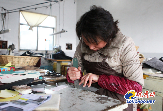 龙虎网专车从镇江运回180双雪地靴 两地爱心情