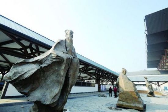 苏州火车站南广场雕像站向引争议 专家细说原
