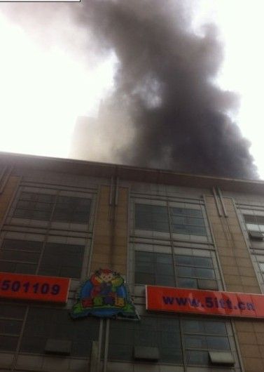 上午南京白下区政府大楼裙楼起火 未致人员伤