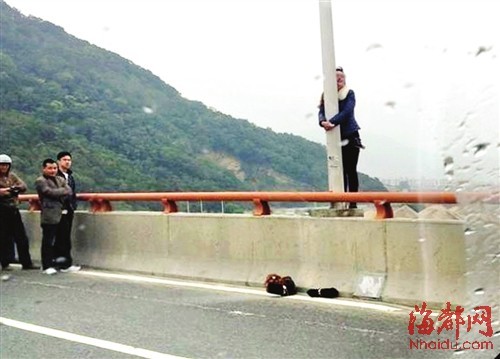 失恋女欲跳桥 民警及时救下