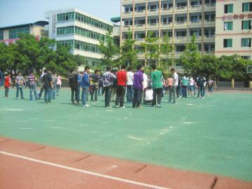 4月11日,网曝射洪太和中学老师让学生下跪,消息一度在微博上闹得