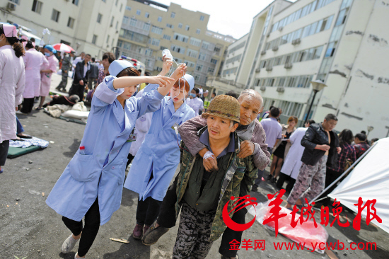 雅安市各县人口_...援人员在四川省雅安市芦山县地震重灾区龙门乡为受灾居民(2)