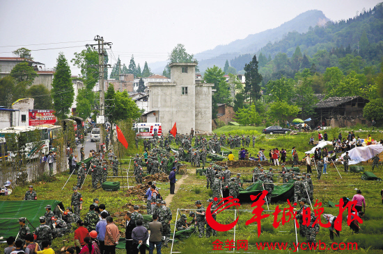 雅安五星村支书:震后24小时一人分一碗面都不