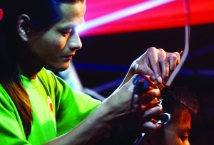 <em>聋哑人</em>瞒家人到芦山献爱心 大伙儿叫他无声的