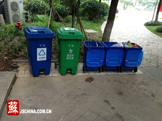 南京高校爱宁城治学生联盟进社区宣传垃圾分