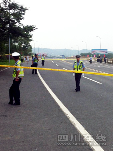 暴雨致四川江油盘江大桥垮塌 3名落水者获救