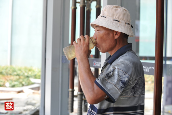 南京多工地未发放高温费 工人:中暑了老板会给