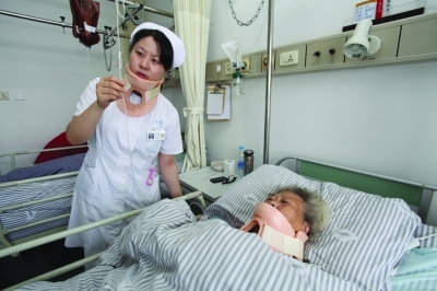 骨伤科护士患颈椎病 戴颈托坚持上班