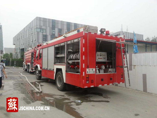 南京河西一工地宿舍楼突发大火 半小时烧毁一