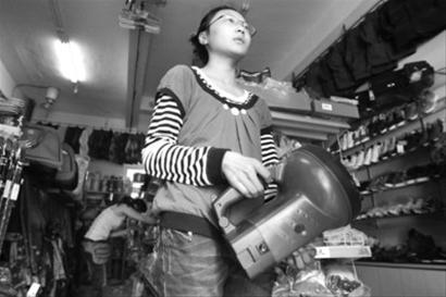 大风卷走血汗钱打工小伙想轻生