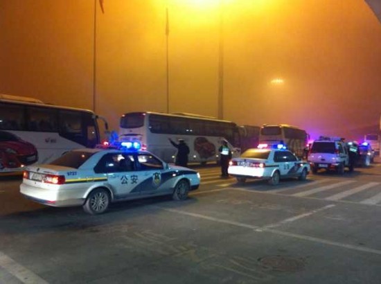 浓雾中警车带道5小时 江苏交警成功护送1.5万名滞留旅客