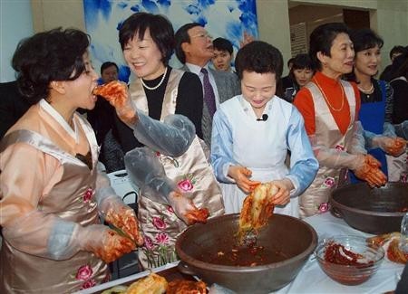 安倍夫人学习制作韩国泡菜 称要给老公吃_新浪新闻