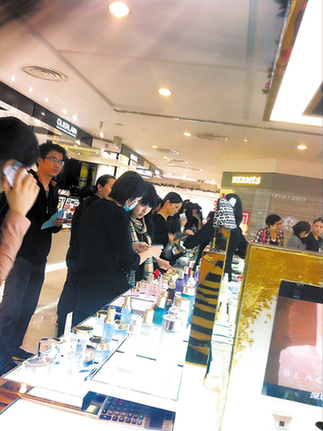 在香港买化妆品莎莎比百货专柜划算?
