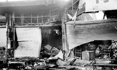 批发市场大火 16人遇难