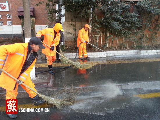 南京城管集中整治鼓楼区环境卫生 定期给马路