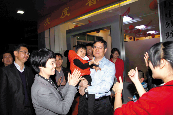 常务副省长 徐少华 一行到汕尾市与残疾人孤儿共