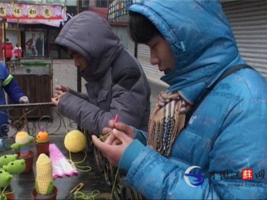 情人节前毛线玫瑰花走俏 河南两兄弟夫子庙化