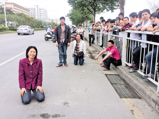 深圳一辆无证泥头车发狂 撞死一名执法队员