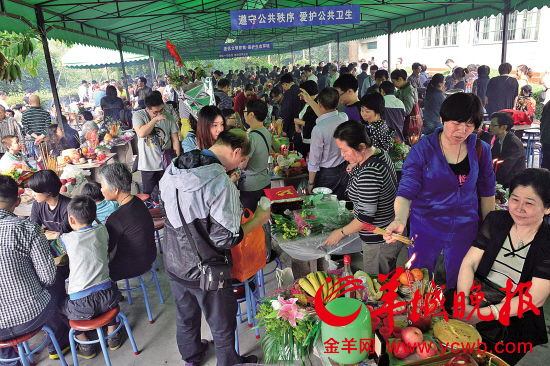 清明假期首日广州114万人拜山 省内11高速塞